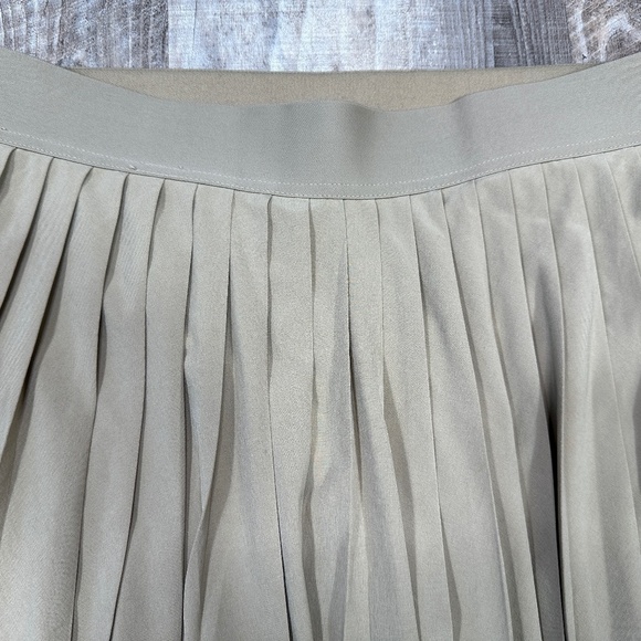 Aritizia TnAction TnaMove Tennis ProMicro pleated high rise Skirt Tan Size L - Picture 6 of 10